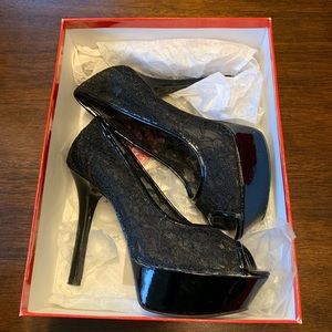 Guess lace pumps size 7.5
